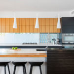 مزيج من اللون البني والرمادي في تصميم المطبخ