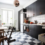 Meubles noirs dans la cuisine d'un appartement en ville