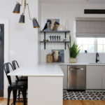 Interior minimalist al bucătăriei unei case private