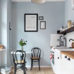 Zilas sienas virtuves interjerā