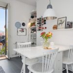 Hvidt spisebord i køkkenet med balkon