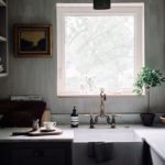 חלון מרובע במטבח בצבע אפור