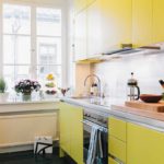 ห้องครัวสว่างสดใสพร้อมผนังอาคารสีเหลือง