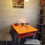 Compacte tafel met oranje werkblad in de Chroesjtsjov-keuken