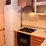Kaksikammioinen jääkaappi keittiössä, jonka pinta-ala on 8 m²