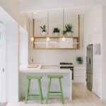 כיסאות בר ירוקים במטבח לבן