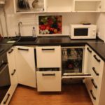 Küçük bir mutfakta bulaşık makinesi için yer