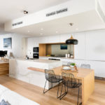 Šviesiai ruda šiuolaikiškos virtuvės dizainas