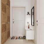 ארון בגדים עם דלתות עץ במסדרון לבן