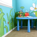 ציורי פרחים על קיר חדר ילדים