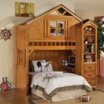 מיטת ילדים בצורת בית עץ