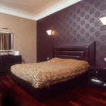 השילוב של טפטים כהים וקלילים בעיצוב חדר השינה