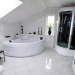 אמבטיה פינתית אקרילית בעליית הגג של בית פרטי