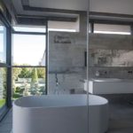 חדר אמבטיה עם חלונות פנורמיים בבית כפרי