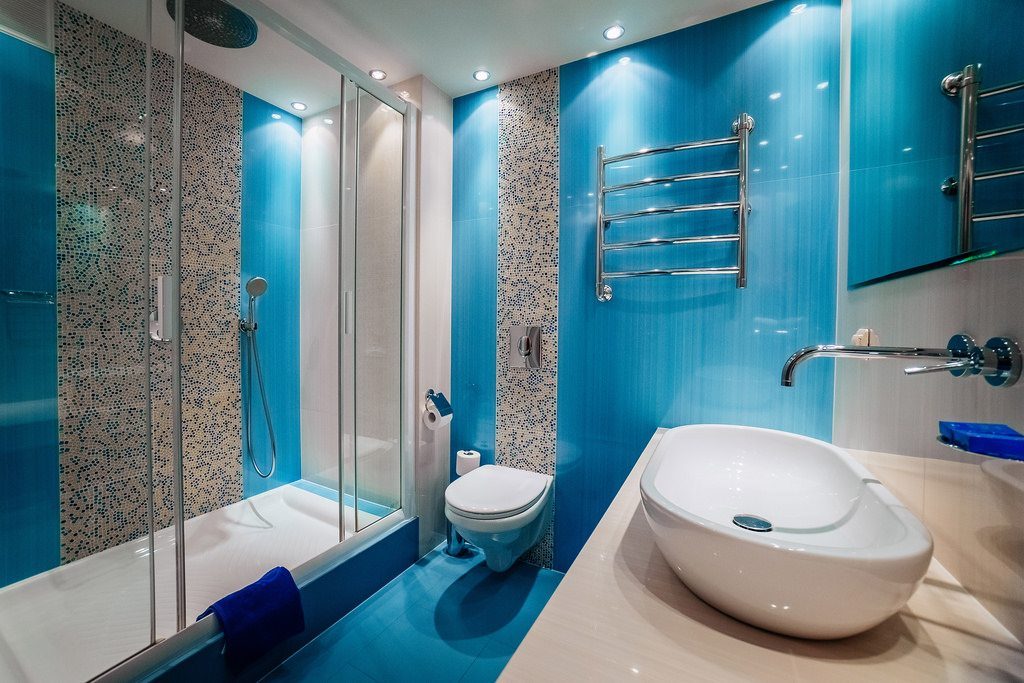 צבע כחול בעיצוב חדר אמבטיה מודרני