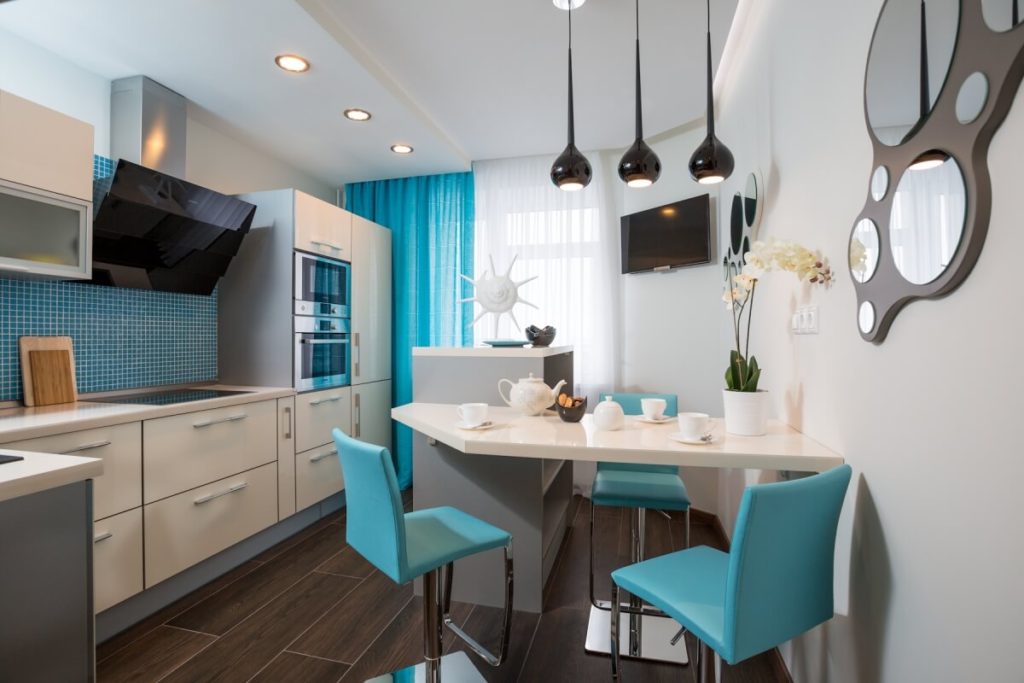 Color azul en el interior de la cocina con un área de 10 cuadrados.