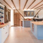 Grove bjælker i loftet til et køkken i landlig stil
