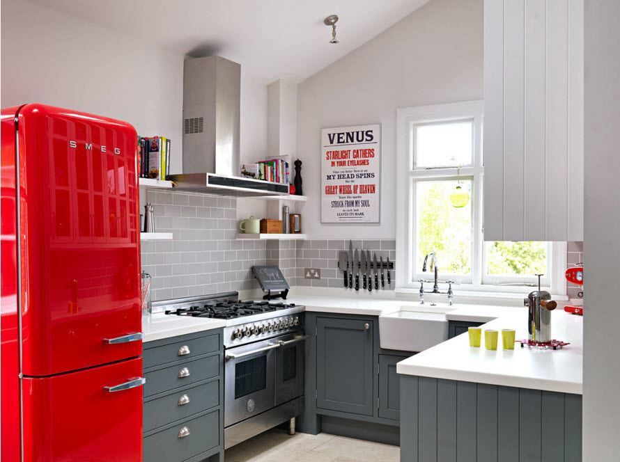 Retro stiliaus virtuvė su raudonu šaldytuvu.