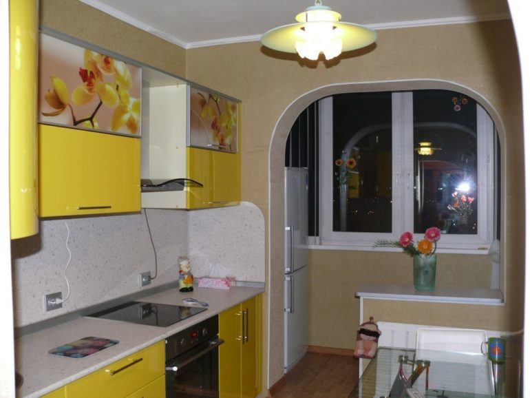 Køleskab på balkonen efter kombination med køkkenet