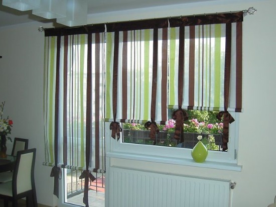 Ang mga blind blinds sa pintuan ng balkonahe