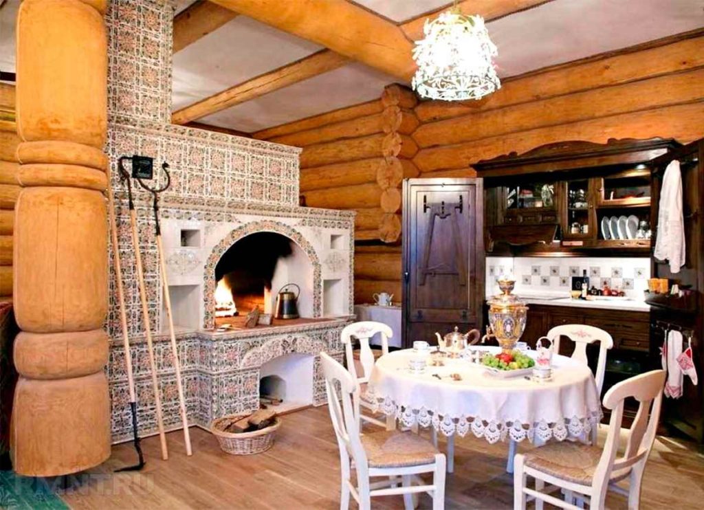Đối diện với bếp lò Nga với gạch trong nhà gỗ