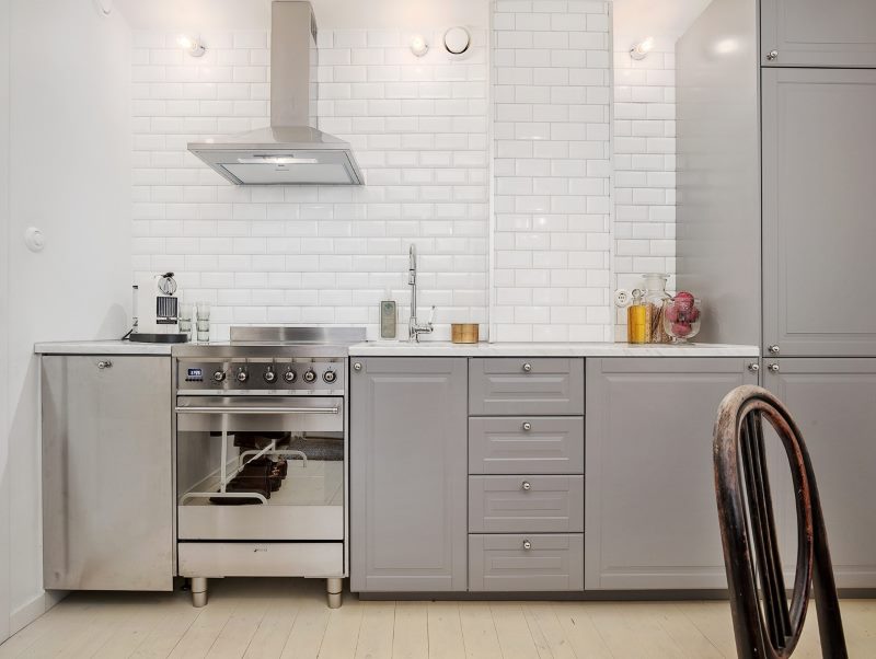 White brick wall in the kitchen without hanging cabinets