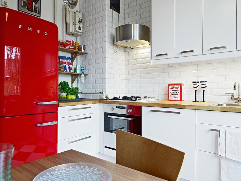 Frigider roșu în bucătărie cu pereți albi