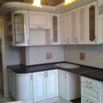 Bucătăria clasică în alb este realizată la dimensiuni individuale, ținând cont de conducta de ventilație
