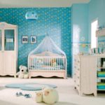 קירות כחולים בחדרו של ילד קטן