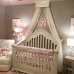 מיטת עץ לתינוק בחדר הילדים