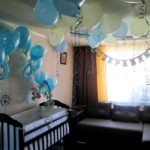 البالونات الزرقاء في غرفة الأطفال
