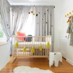 וילונות אפורים בהירים בחדר התינוק