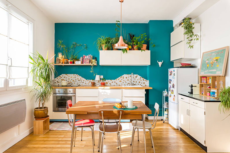 Decorar la cocina de una casa privada con plantas vivas.