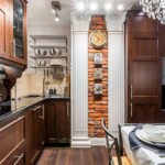 The ventilation box is decorated with columns and is a decoration of this kitchen.