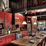 Cozinha vermelho-marrom em uma casa de campo
