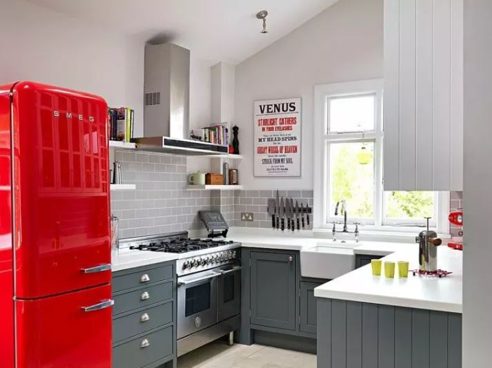 מקרר אדום בפנים המטבח של בית פרטי