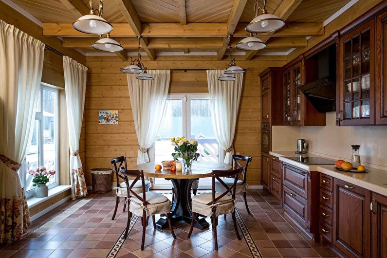 Medinės lubos kaimo stiliaus virtuvėje
