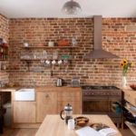 Lemn și cărămidă în designul bucătăriei în stil mansardă