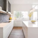 Interiorul bucătăriei fără dulapuri suspendate într-un stil minimalist.