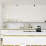 Bucătărie albă cu un raft pe perete