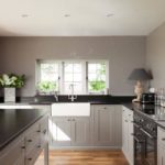 Culoare gri în designul bucătăriei fără dulapuri suspendate
