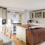 Pastelinių spalvų privataus namo virtuvės interjero dizainas