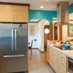 Трокоморни фрижидер у кухињи сеоске куће