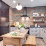 Holz und Stein im Design der Küche
