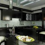 Svarta möbler i köket i ett privat hus