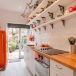De indeling van de smalle keuken van een landhuis