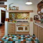 Керамични мозаечни плочки на пода на кухнята.
