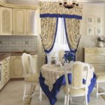 Blå färg i designen av ett klassiskt kök