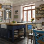 Color azul en el diseño de la cocina campestre.