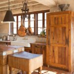 Mueble de madera en la cocina de una casa de campo